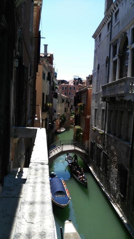 Balcone Sul Canale Venecia Exterior foto