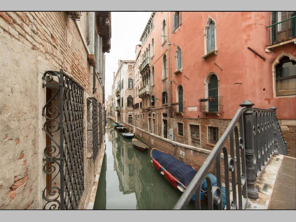 Balcone Sul Canale Venecia Exterior foto